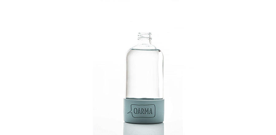 animación de como se disuelve una cápsula de easy-all en la botella forever de vidrio de Qarma
