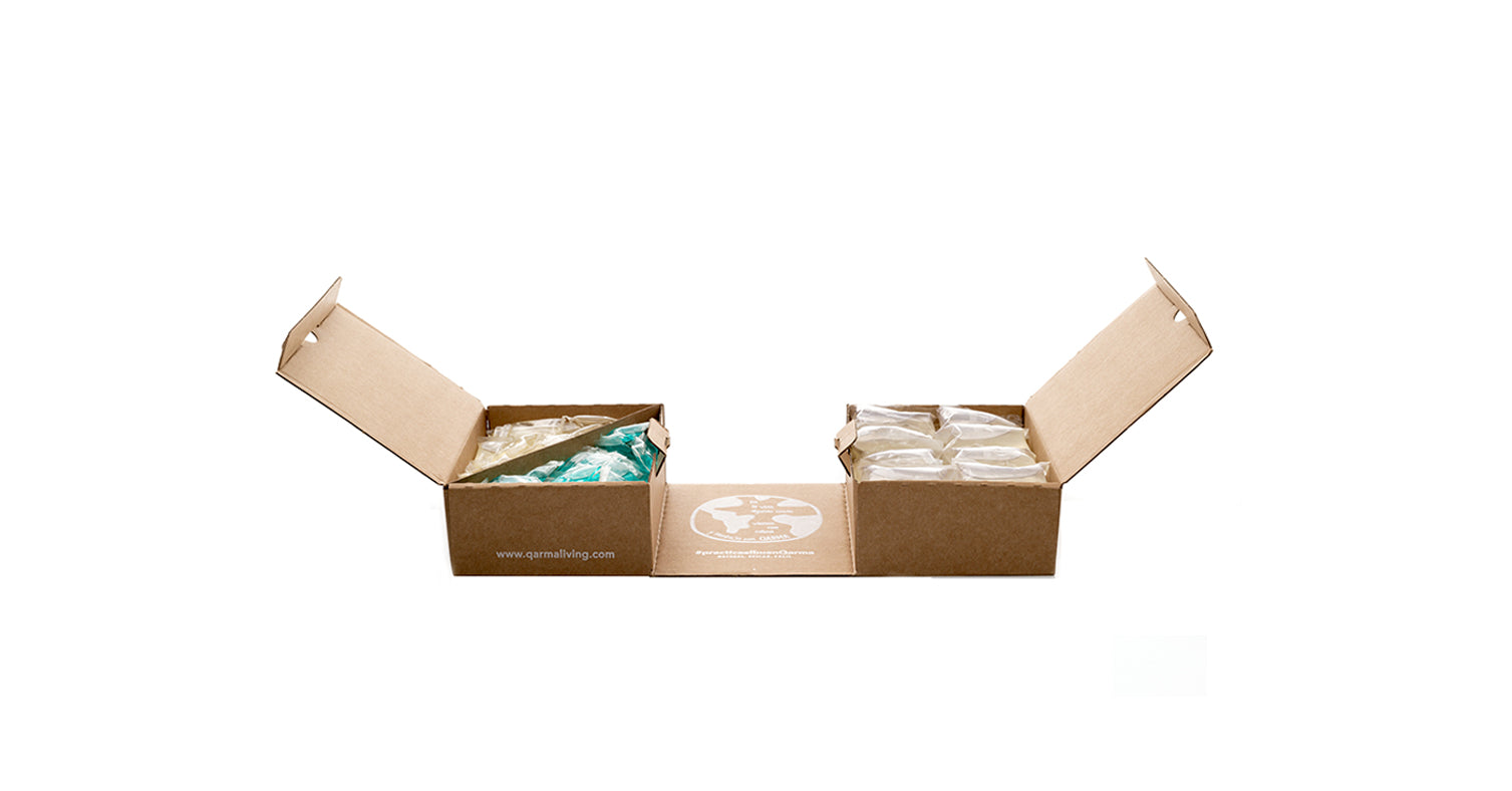 imagen de caja Qarma abierta en ambos lados con  diferentes productos en monodosis