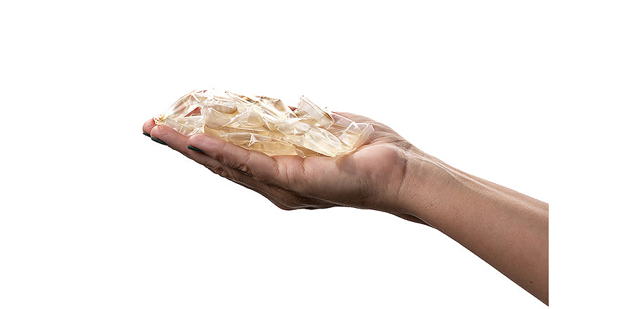 imagen de mano derecha abierta sosteniendo un puñado de monodosis lavavajillas easy-dish transparentes
